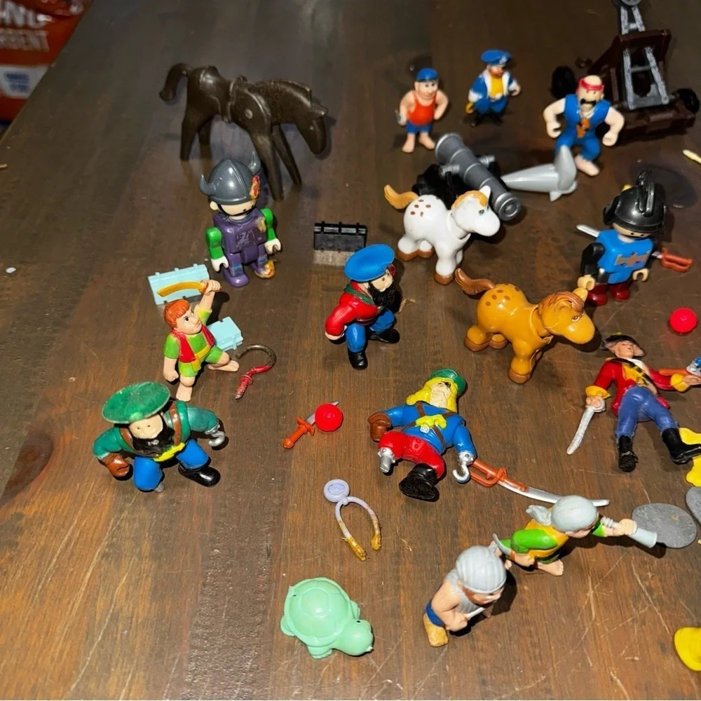 Mixed Lot Of Vtg Native American Toy Figures & Pirate Toy Figures + Accessories